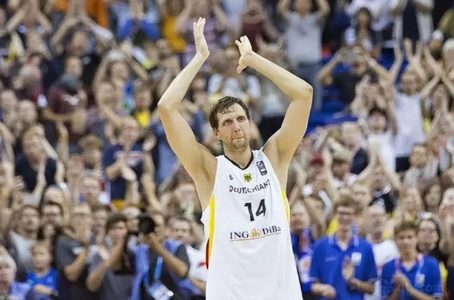 年轻中场的 年轻中场的